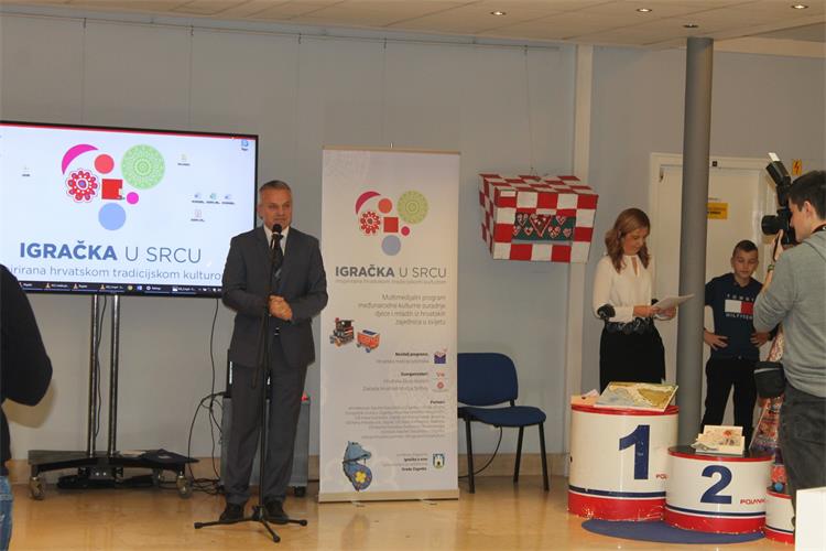 Slika slike/galerije//1 državni tajnik Zvonko Milas na otvorenju izlozbe Igracka u srcu.JPG